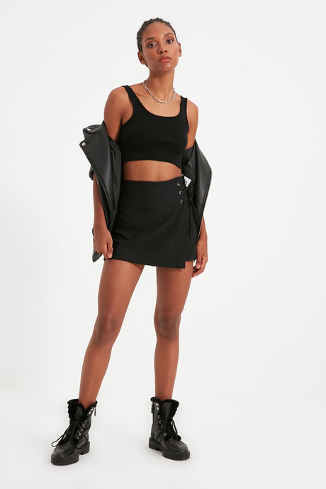 Black Lacing And Eyelash Detailed Woven Shorts Skirt Twoaw21sr0038