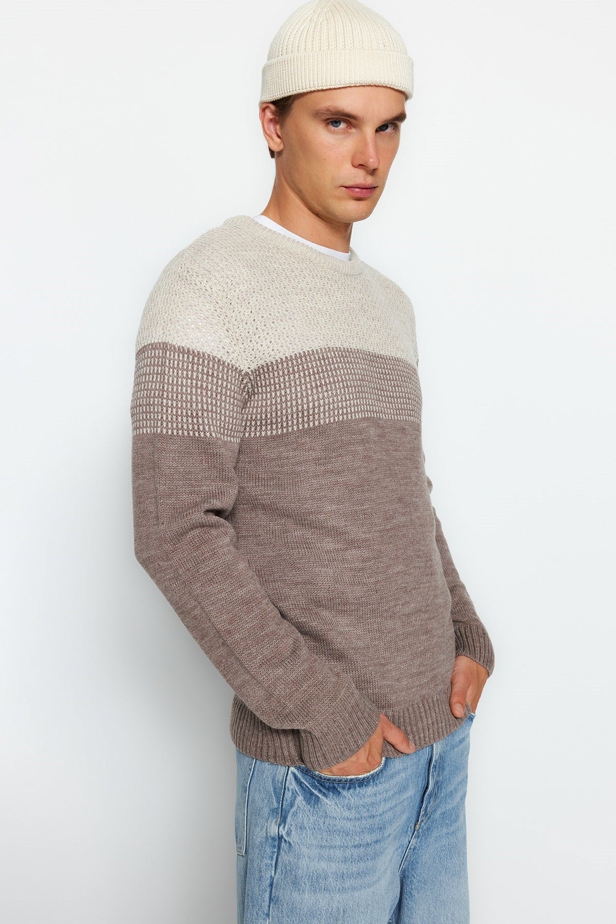 Beige Men's Slim Fit Crew Neck Blocked Sweater Tmnaw21kz0543