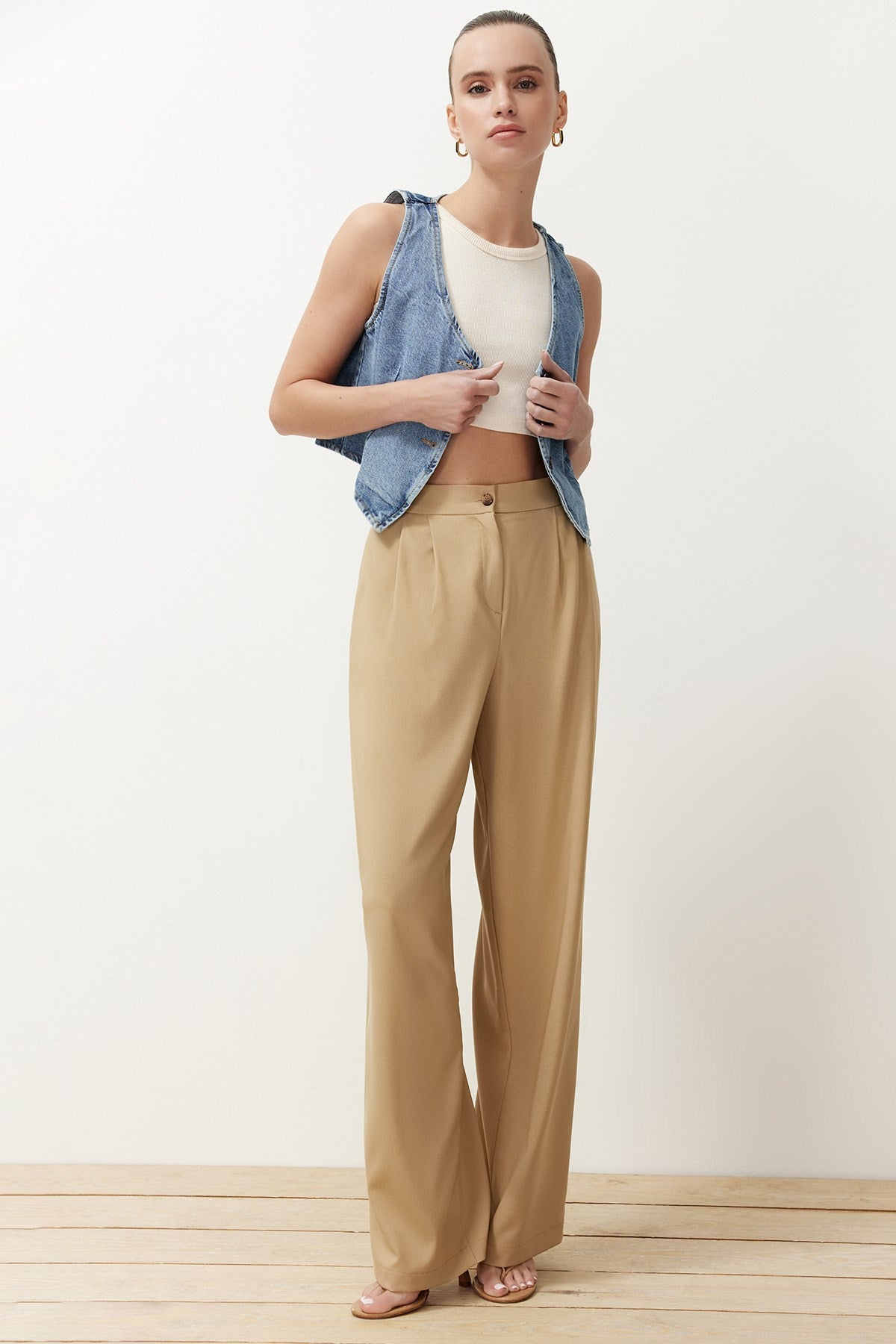 Grey Straight/straight Cut Belt Detailed Woven Pants Twoss24pl00023