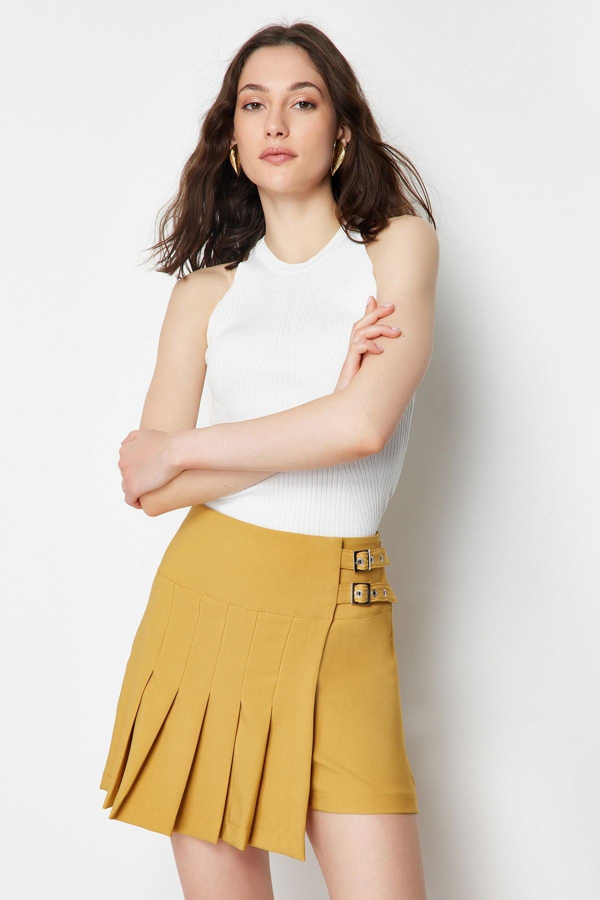 Camel Buckle Detailed Pleated Woven Shorts Skirt Twoss24sr00044