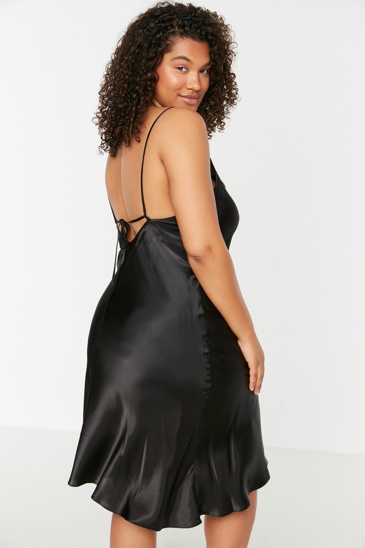 Black Strappy Satin Woven Back Detailed Nightgown Tbbss22gc00001