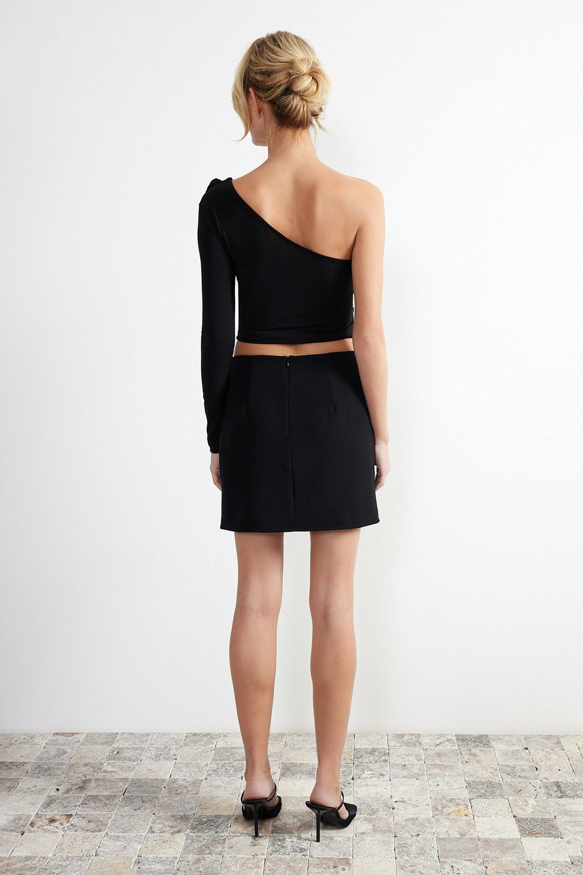 Black Front Rose Detailed Slit Detailed Mini Woven Skirt Twoss24et00110