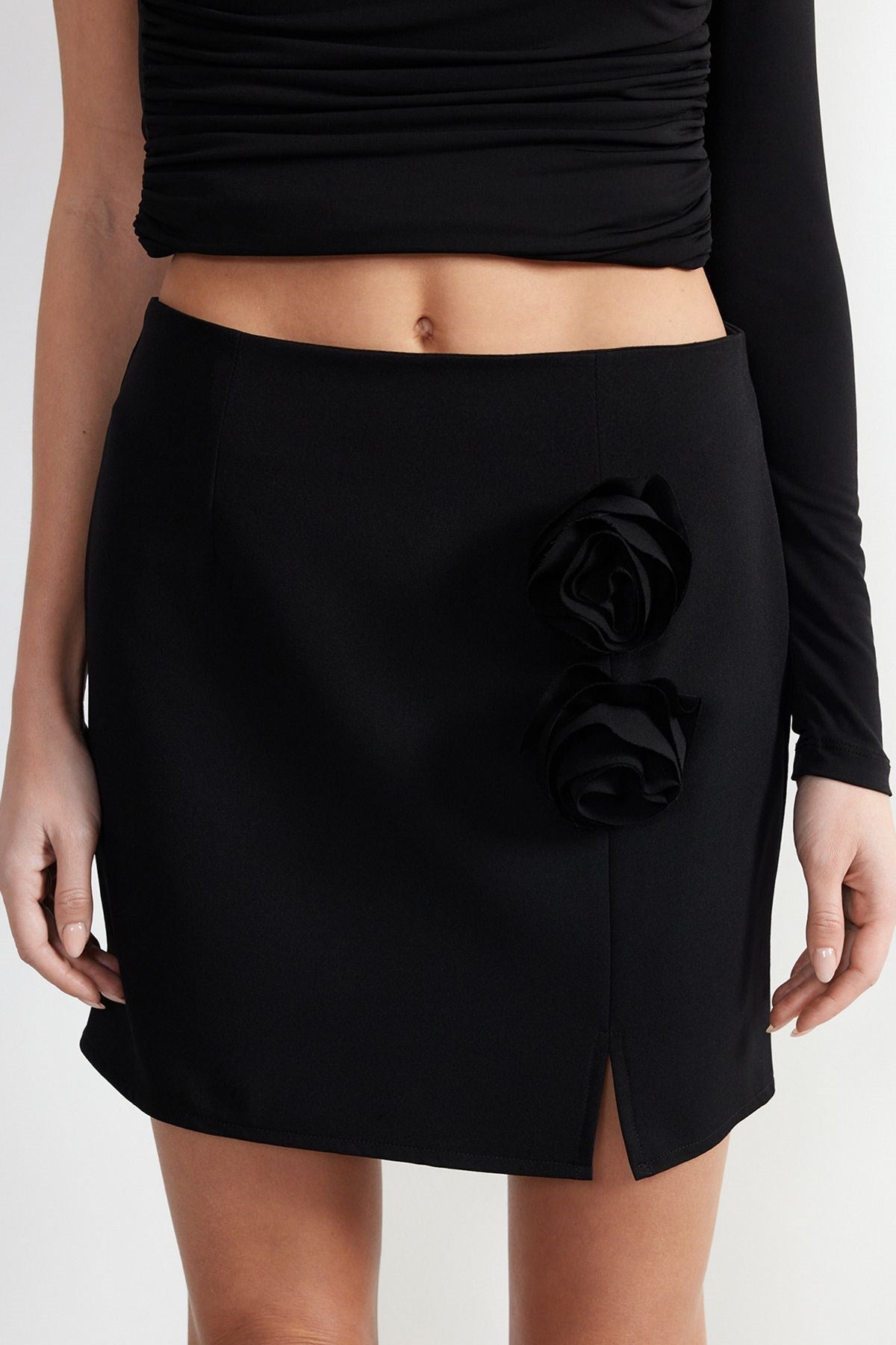 Black Front Rose Detailed Slit Detailed Mini Woven Skirt Twoss24et00110