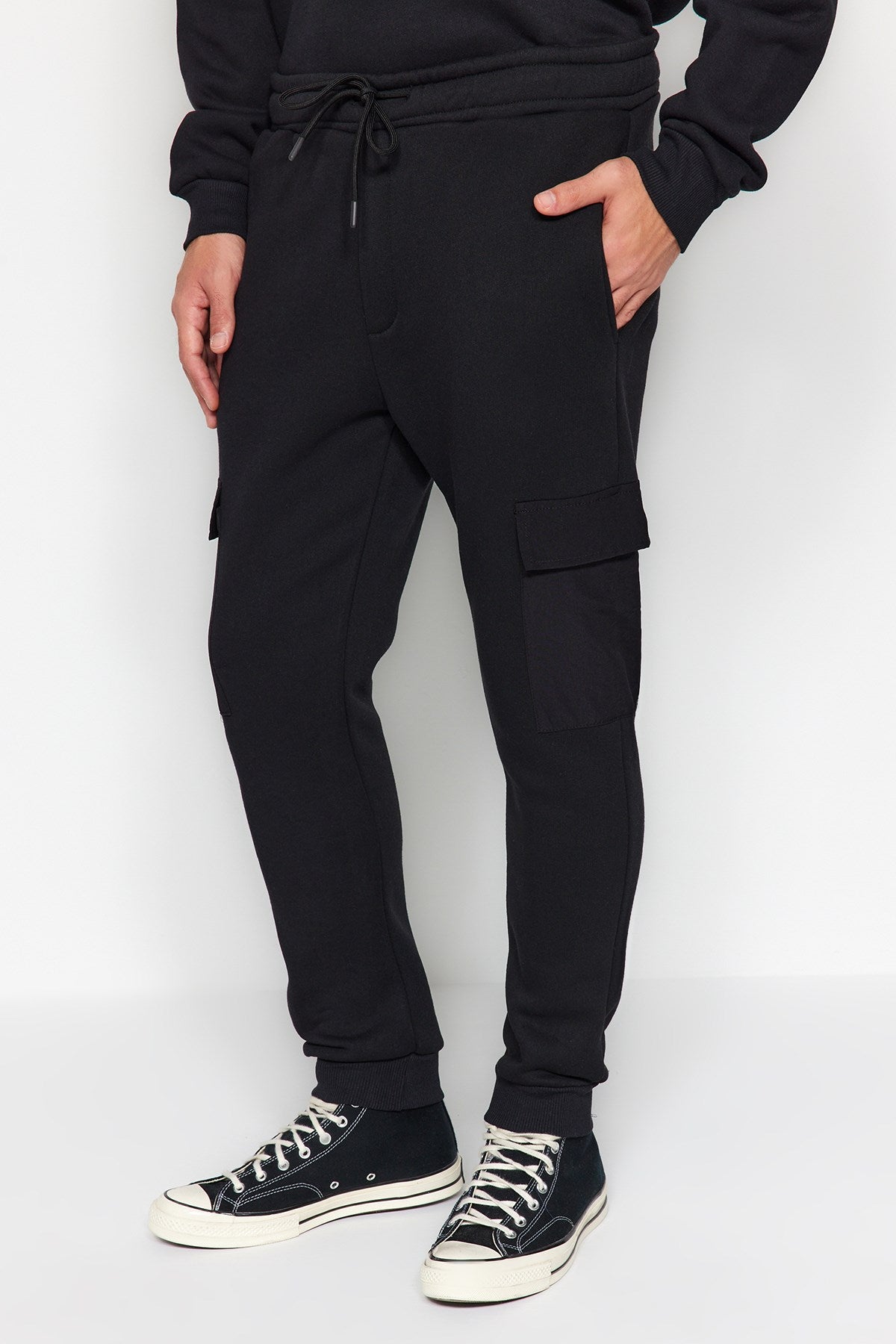 Black Men's Regular/regular Fit Technical Zip Cargo Pocket Sweatpants Tmnaw24ea00010