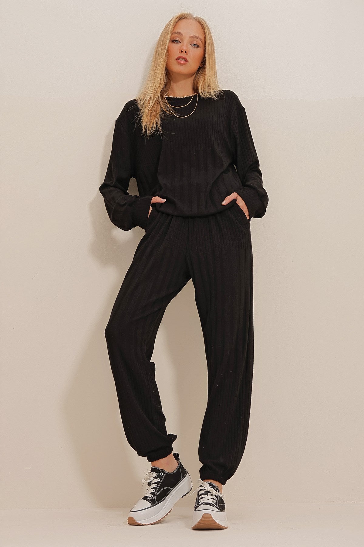 Women's Black Crew Neck Knitwear Sweater And Double Pocket Jogging Sweater Pants Duo Suit Alc-x10985