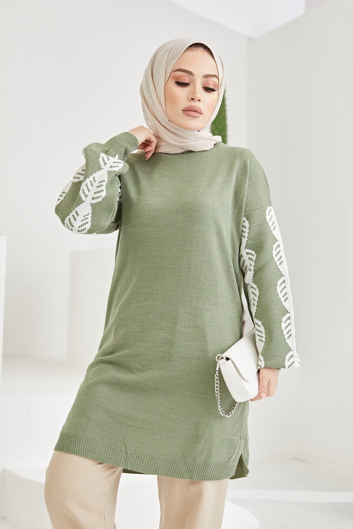 Sleeve Embroidered Knitwear Sweater Kyd100