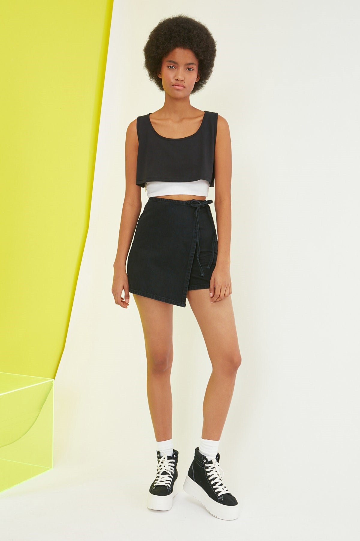 Black Asymmetric Closure Denim Shorts Skirt Twoss21sr0166