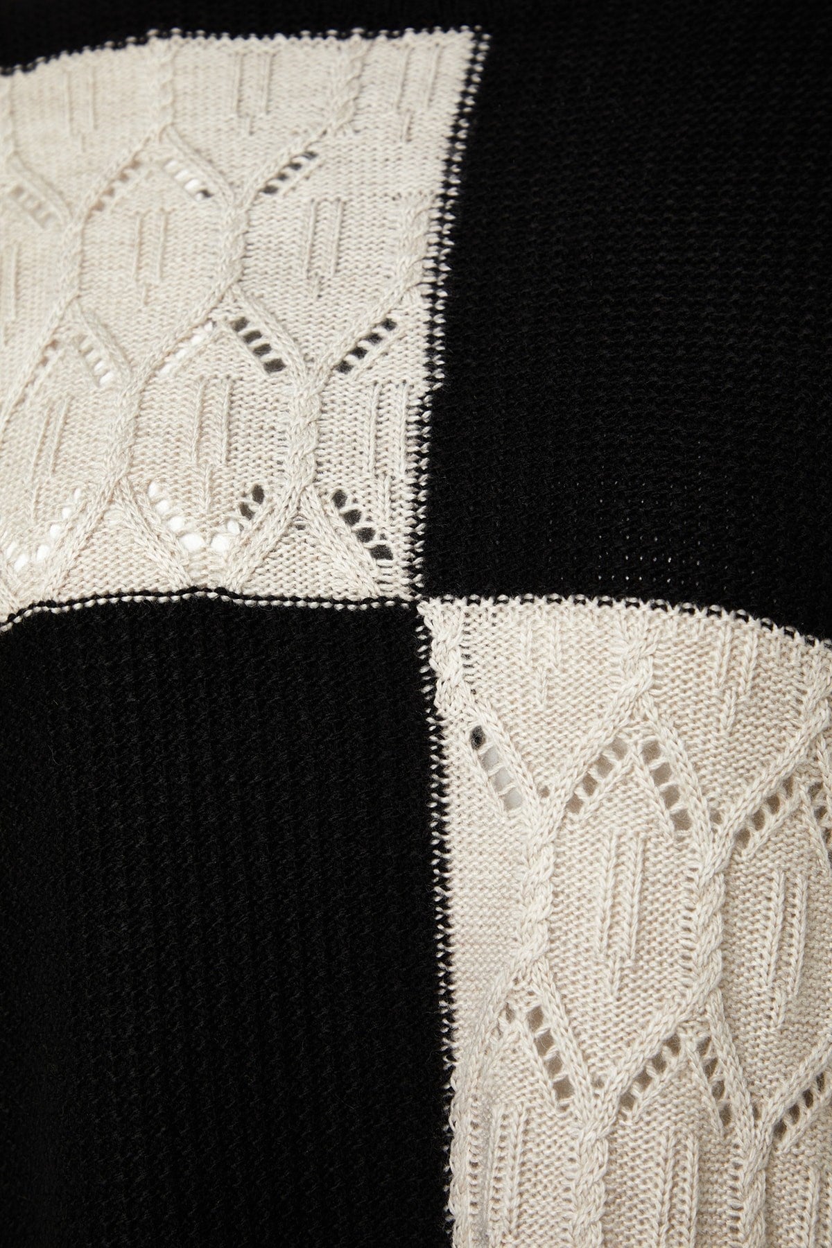 Black Open/perforated Color Block Knit Sweater Tctaw24ak00055