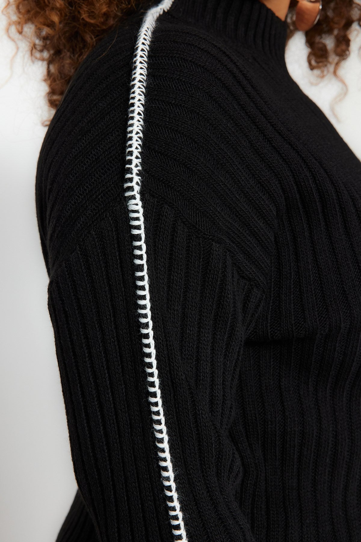 Black Sewing Detailed Knitwear Sweater Tbbaw24an00096