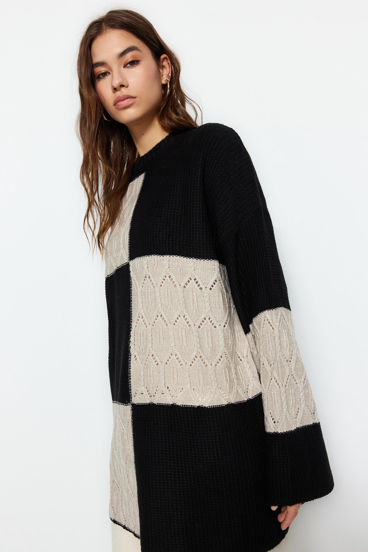 Black Open/perforated Color Block Knit Sweater Tctaw24ak00055