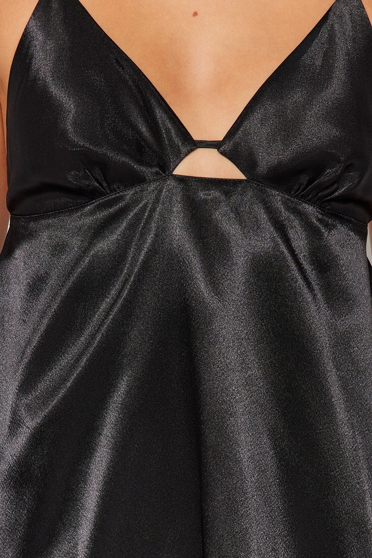 Black Satin Back Detailed V Neck Woven Nightgown Thmaw24gc00003