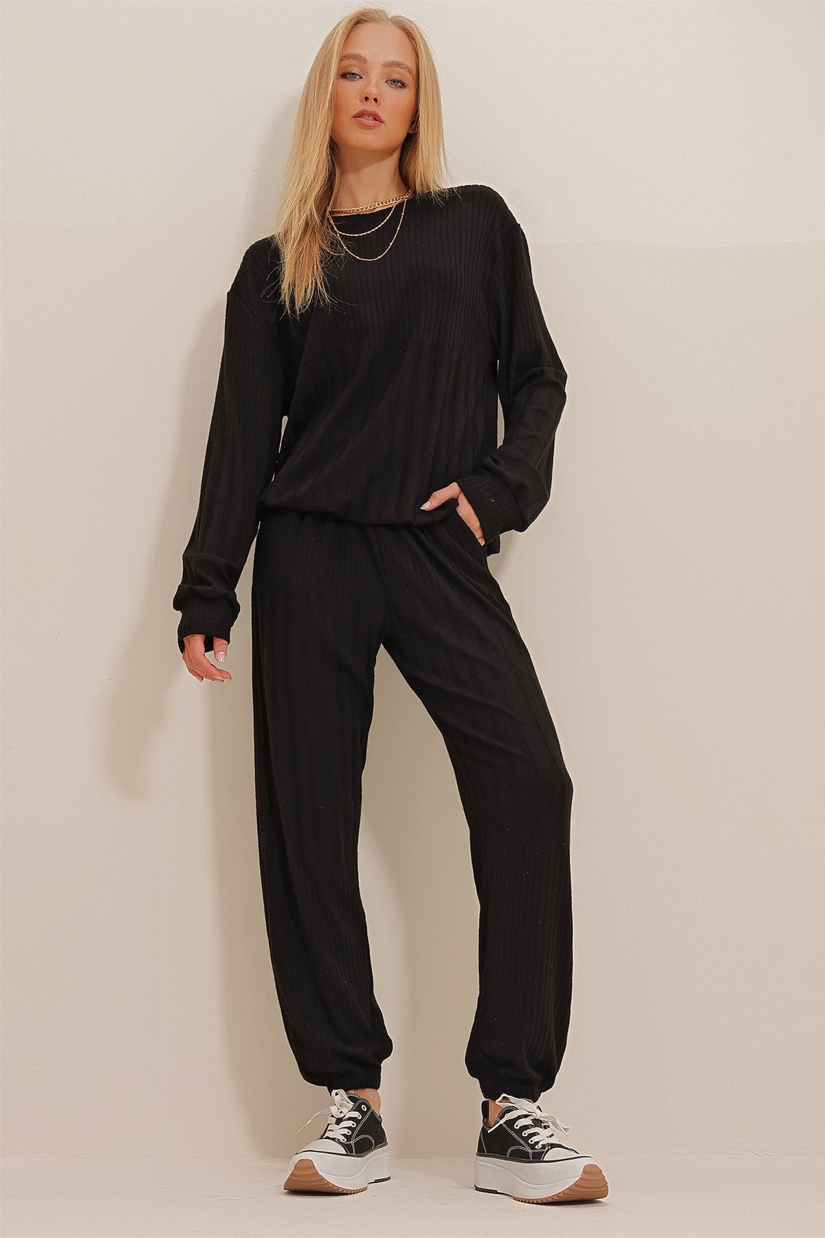 Women's Black Crew Neck Knitwear Sweater And Double Pocket Jogging Sweater Pants Duo Suit Alc-x10985