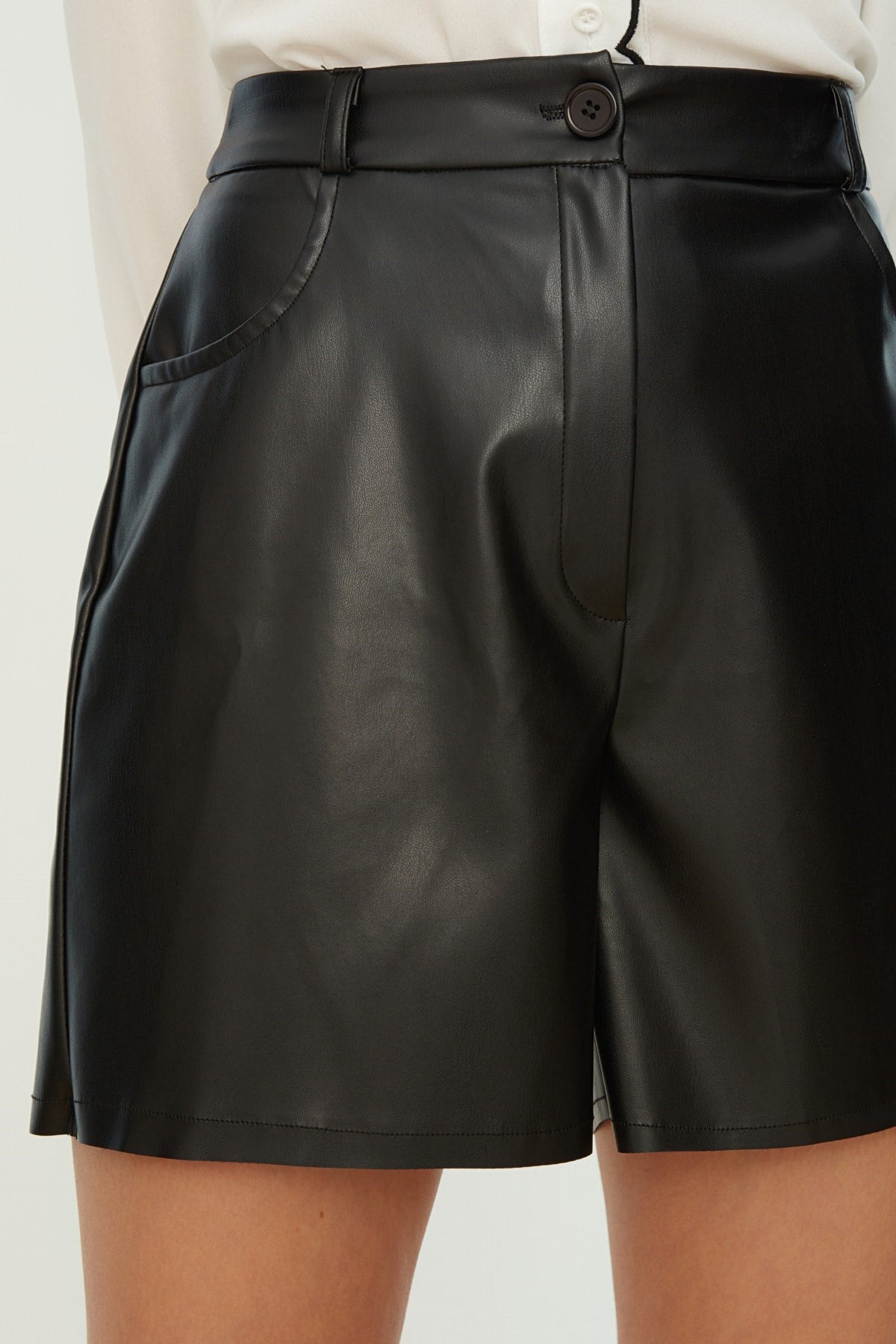 Woven Faux Leather Shorts With Black Pockets Twoaw21sr0014