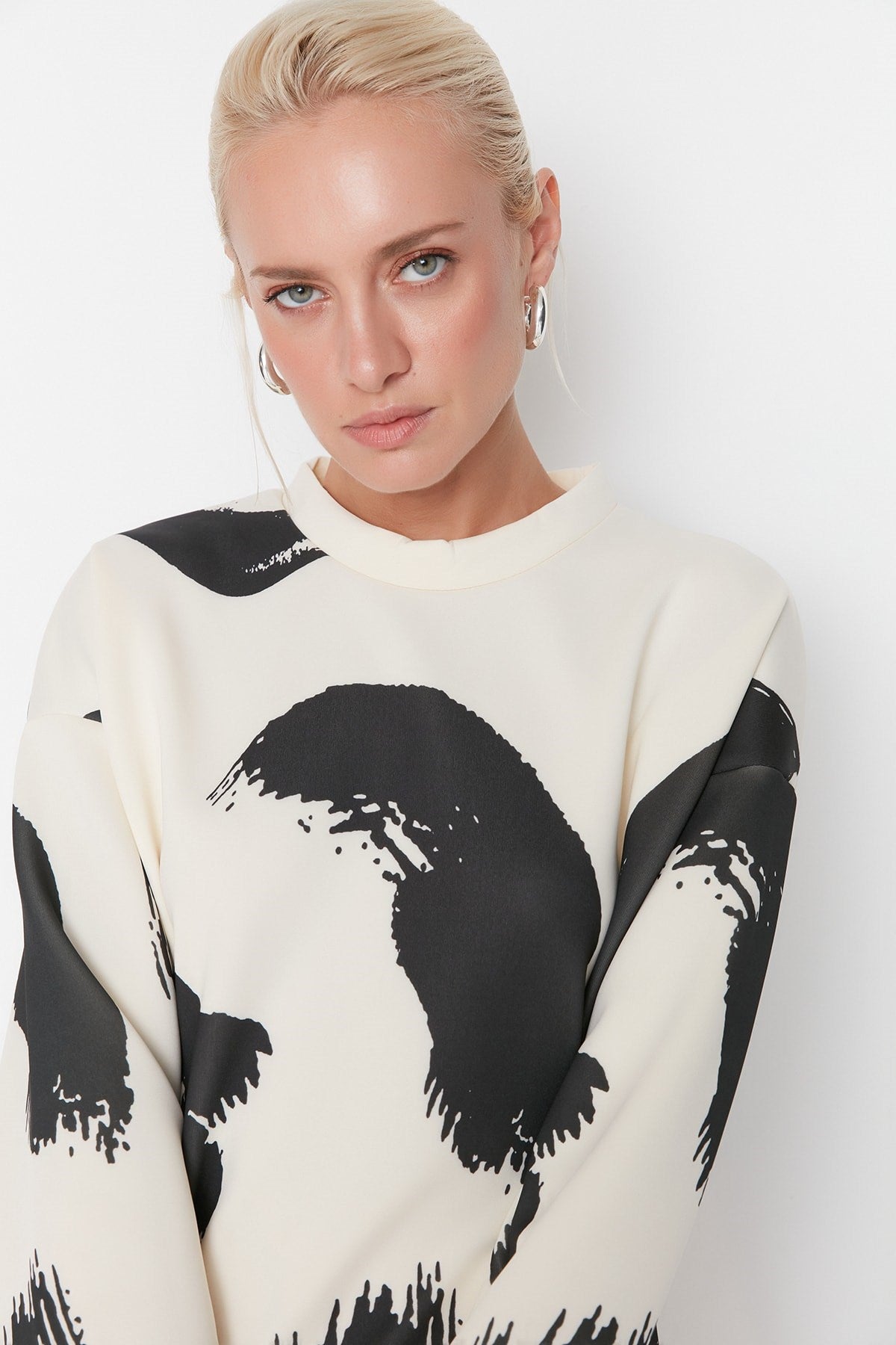 White Patterned Crew Neck Scuba Knitted Sweatshirt Tctaw23tw00049