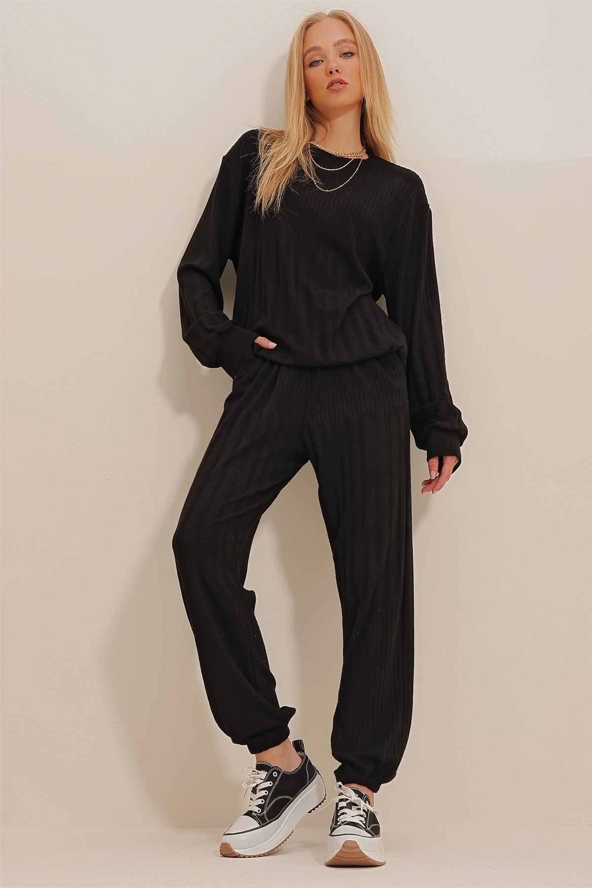 Women's Black Crew Neck Knitwear Sweater And Double Pocket Jogging Sweater Pants Duo Suit Alc-x10985