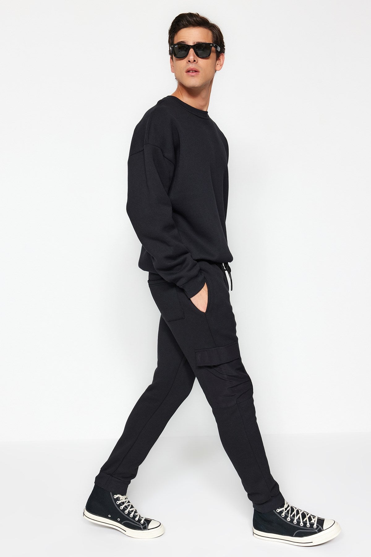 Black Men's Regular/regular Fit Technical Zip Cargo Pocket Sweatpants Tmnaw24ea00010