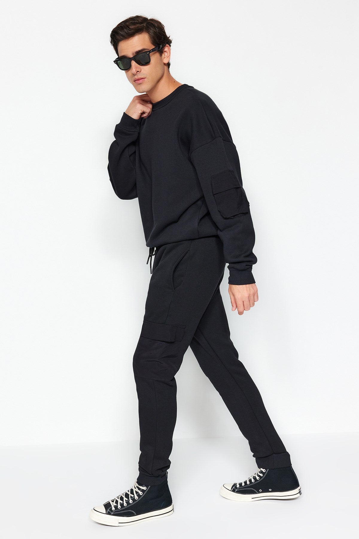 Black Men's Regular/regular Fit Technical Zip Cargo Pocket Sweatpants Tmnaw24ea00010