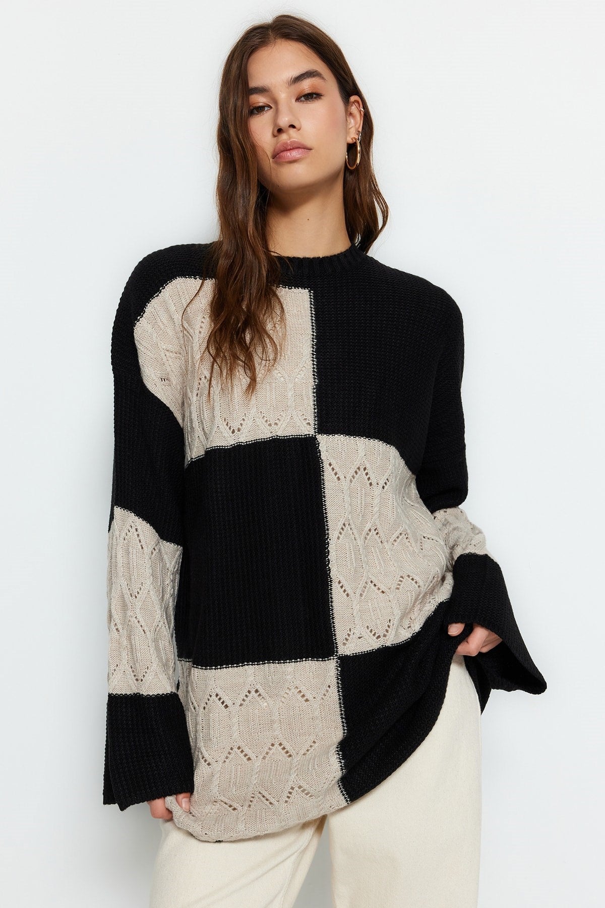 Black Open/perforated Color Block Knit Sweater Tctaw24ak00055