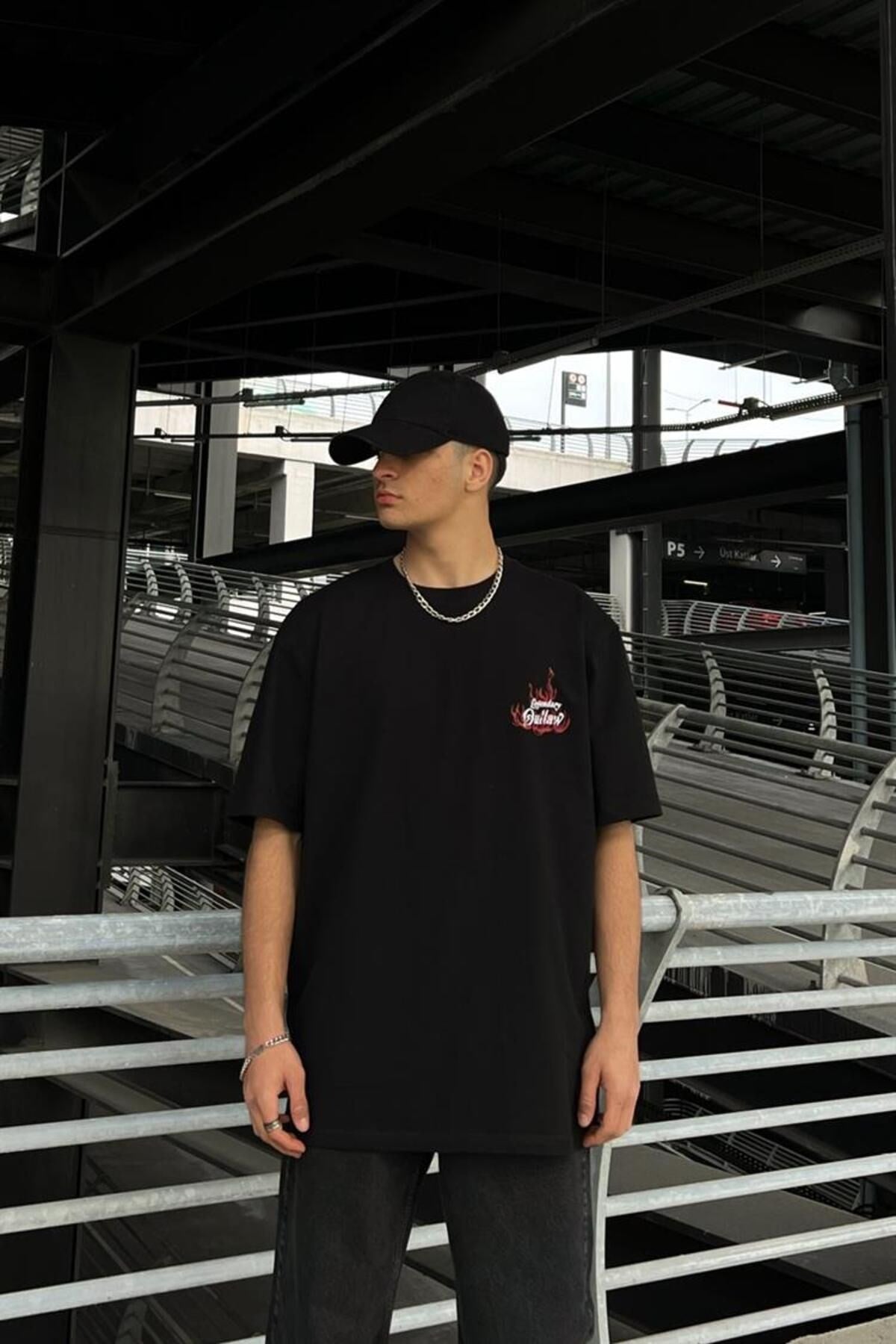 Legendary Outlaw Black Oversize T-shirt Flaw-067-005-013