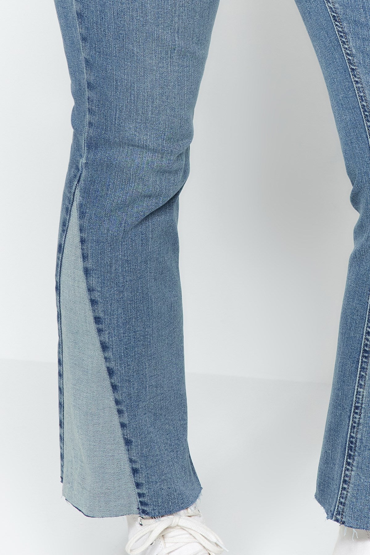 Blue Leg Detailed Raised Waist Flexible Spanish Leg Jeans Tbbaw24cj00051