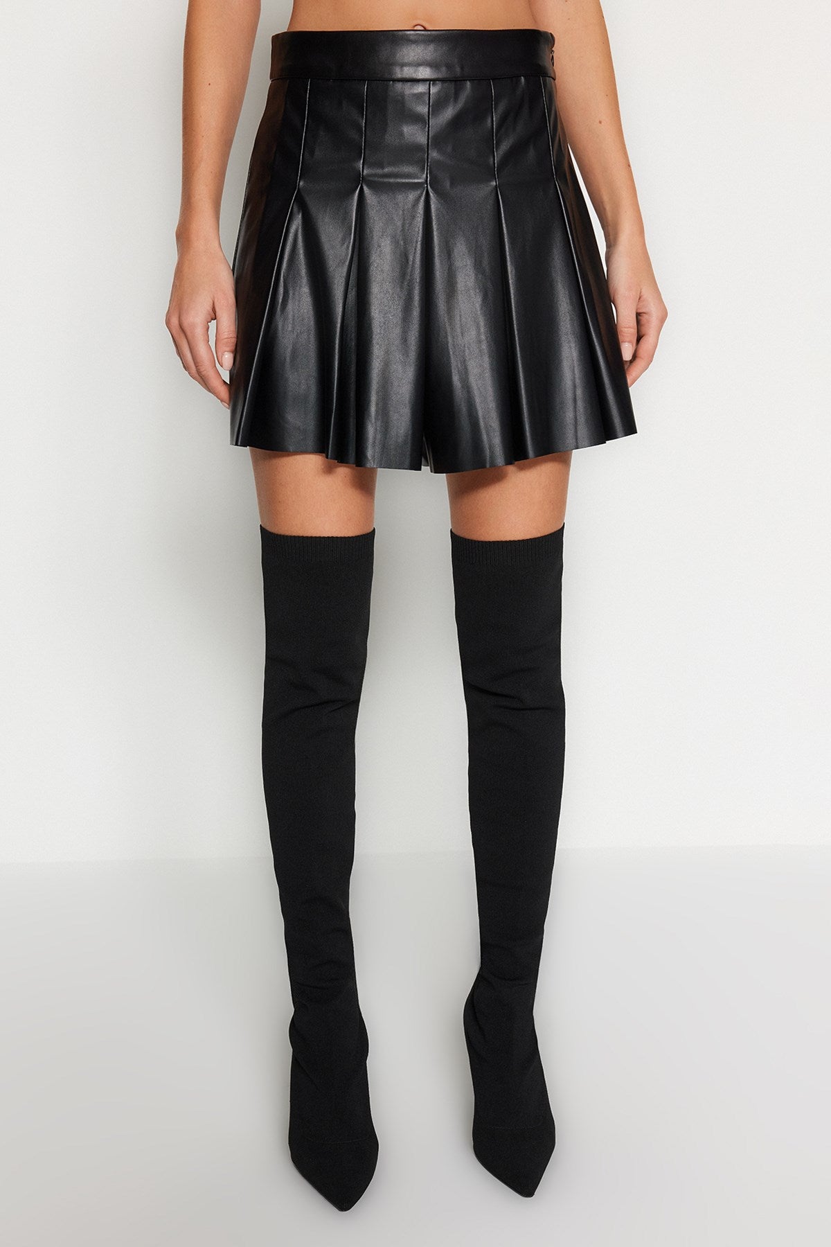 Black Pleated Faux Leather Shorts Skirt Tpraw24sr00000